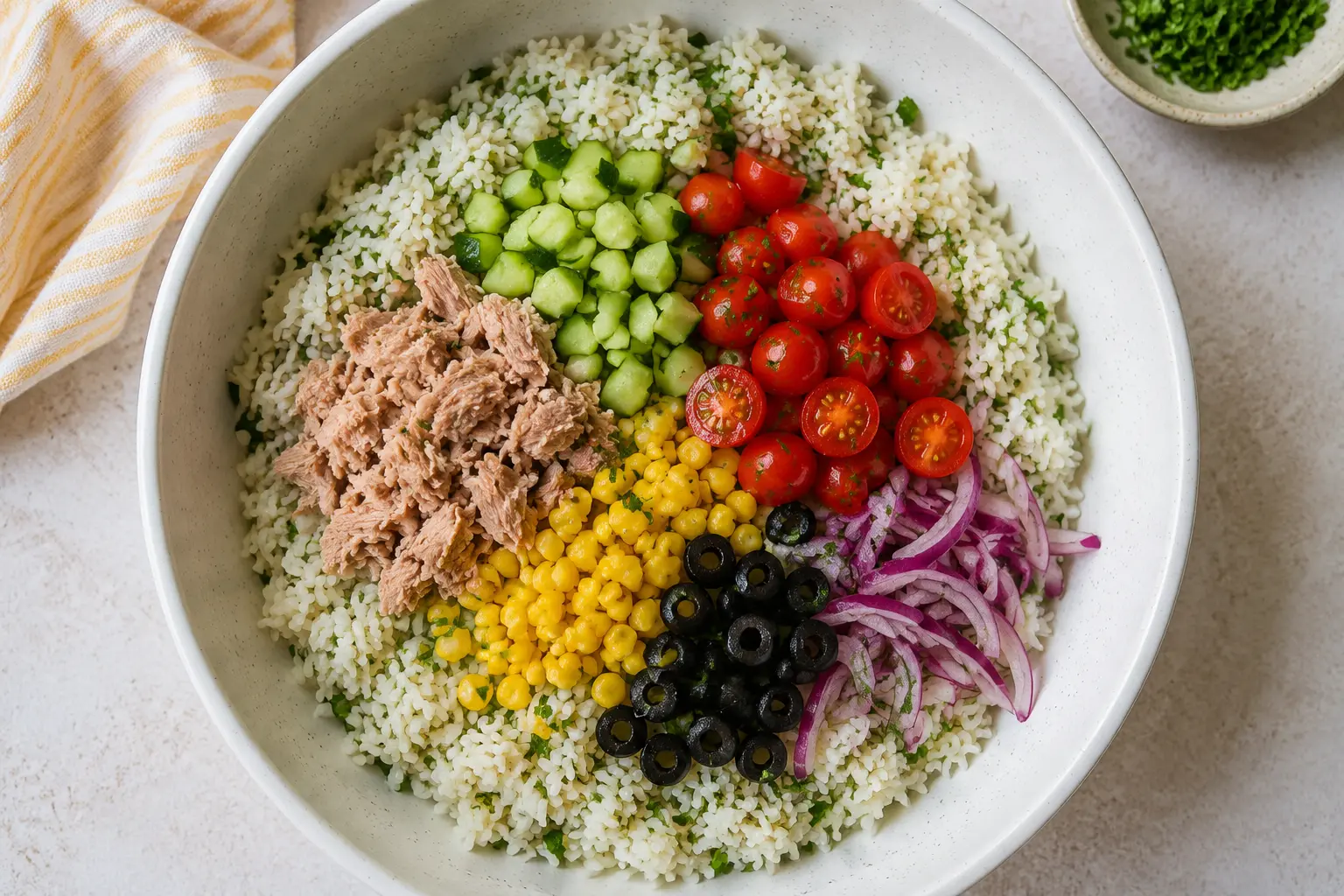Assemblage de la salade de riz au thon