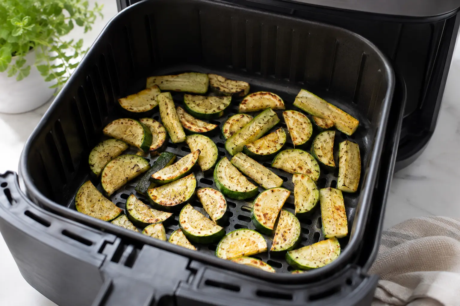 Courgettes en cuisson dans le panier du Air Fryer