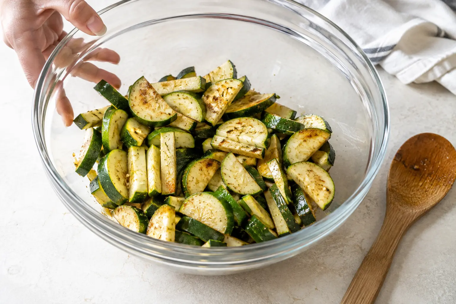 Morceaux de courgettes assaisonnés avant cuisson au Air Fryer