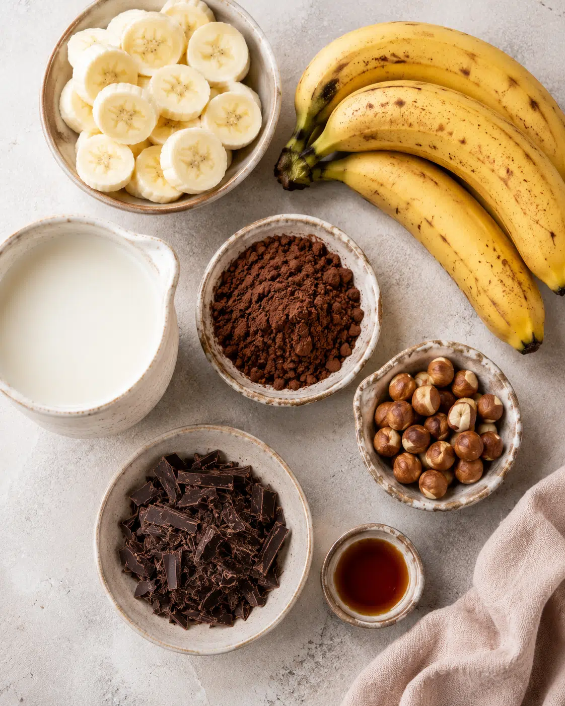 Bananes mûres, cacao et ingrédients de la glace banane cacao