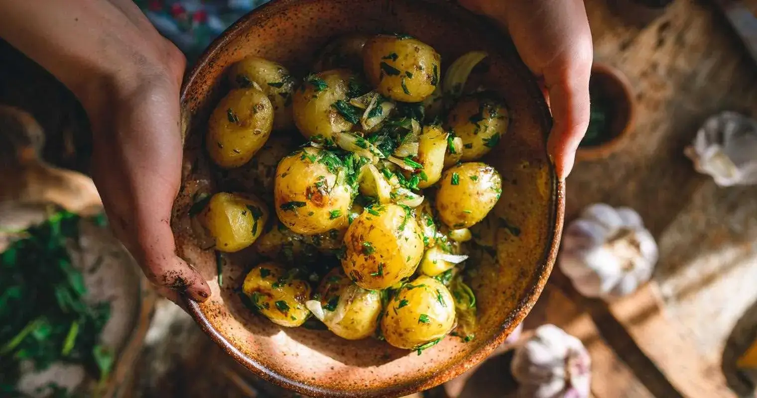 Pommes de terre grenaille assaisonnées avec ail et herbes